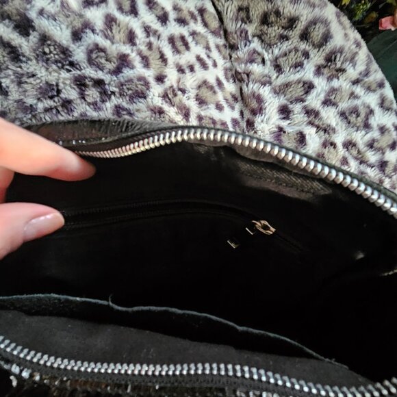 Núnoo | Patent Leather Black Crossbody Bag - Picture 9 of 11